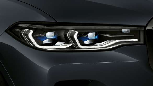 Лазерные фары BMW Laserlight Крупный план BMW X7, вид спереди с фокусировкой на лазерных фарах BMW Laserlight