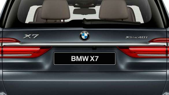 Задняя хромированная накладка BMW X7: крупный план задней хромированной накладки