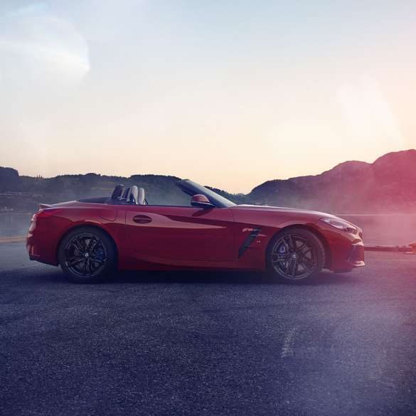 BMW Z4 Roadster, вид сбоку BMW Z4 Roadster, вид сбоку на фоне горного пейзажа