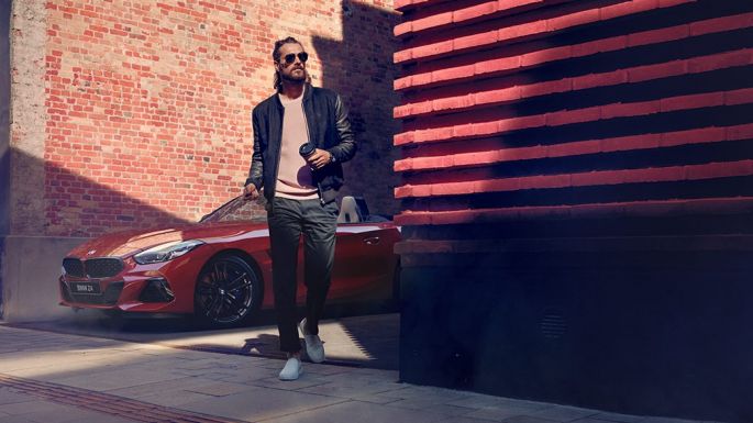 BMW Z4 Roadster на улице Мужчина в переулке возле BMW Z4 Roadster