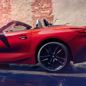 BMW Z4 Roadster, вид сбоку BMW Z4 Roadster, вид сбоку на фоне кирпичной стены