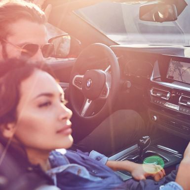 BMW Z4 Roadster with woman and man Темноволосая женщина и мужчина в BMW Z4 Roadster