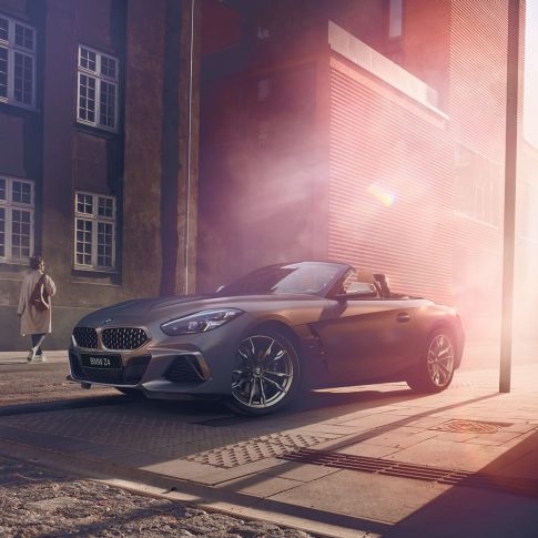 BMW Z4 Roadster на улице BMW Z4 Roadster в сером цвете, на улице на фоне жилого здания