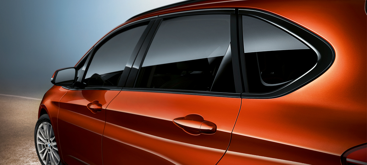 BMW 2 серии Active Tourer, вид сбоку. BMW 2 серии Active Tourer, вид сбоку, внешний вид, окна.