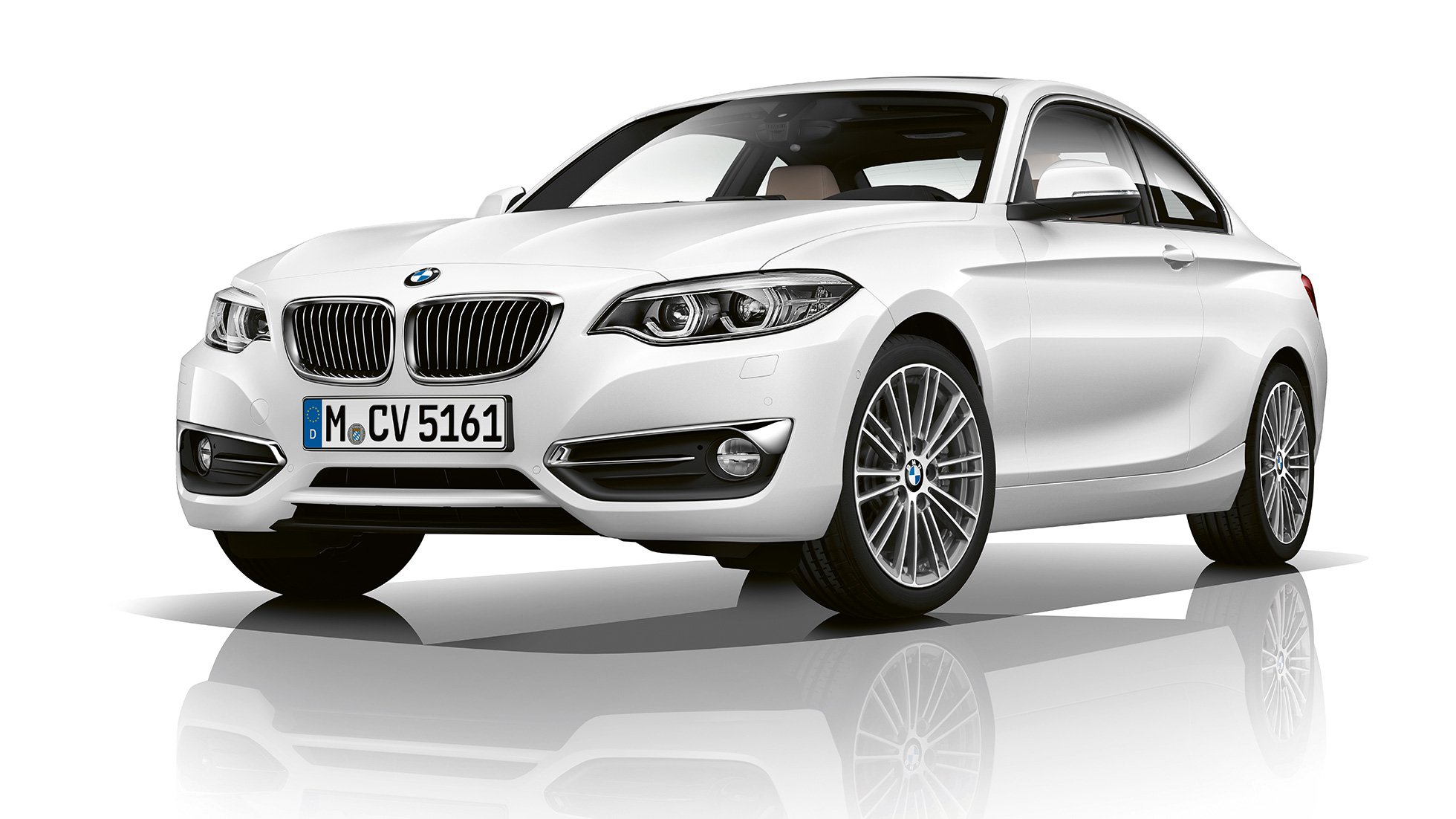 BMW 2 серии Coupe, Модель Luxury Line, вид спереди с поворотом на три четверти BMW 2 серии Coupe, Модель Luxury Line, вид спереди с поворотом на три четверти