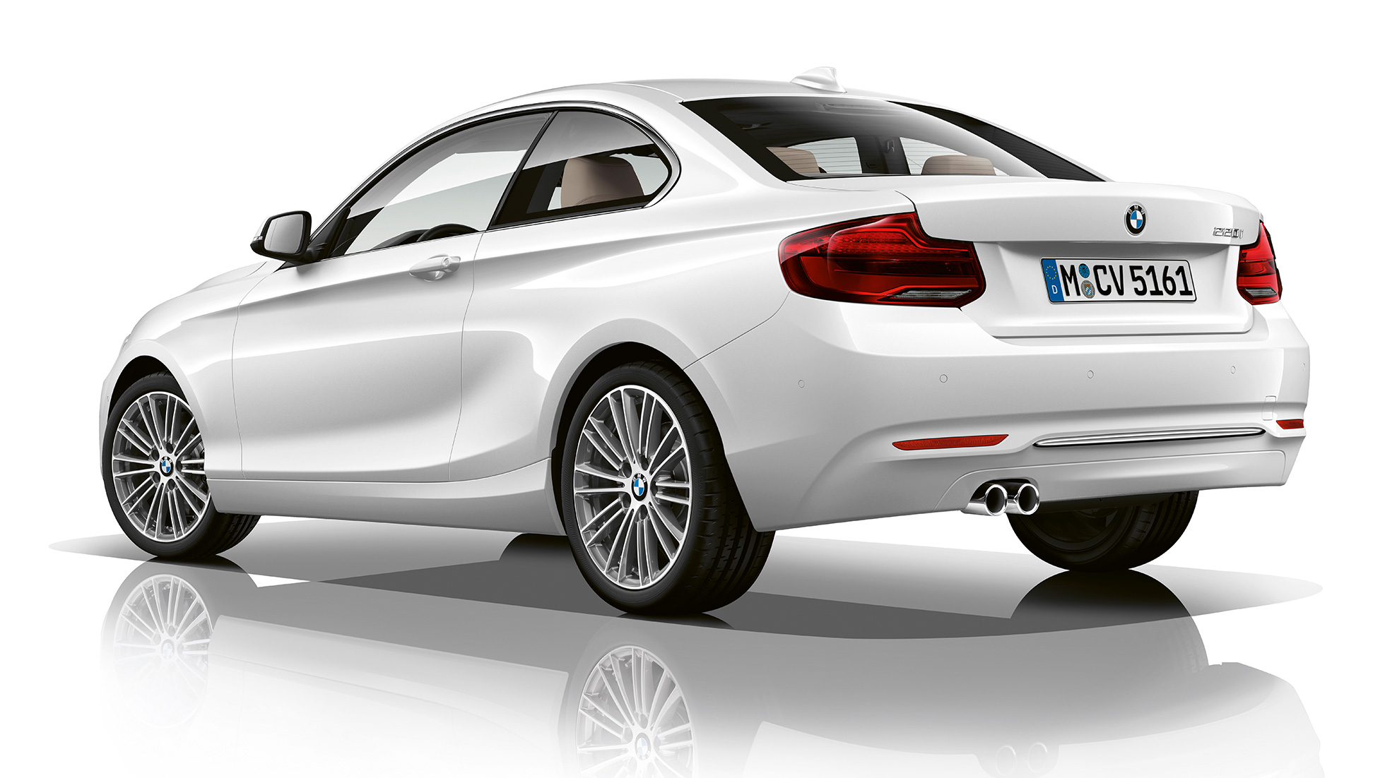 BMW 2 серии Coupe, Модель Luxury Line, вид сзади с поворотом на три четверти BMW 2 серии Coupe, Модель Luxury Line, вид сзади с поворотом на три четверти