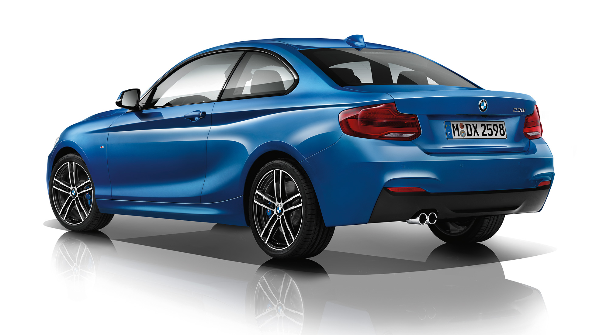 BMW 2 серии Coupe, Модель М, вид сзади с поворотом на три четверти BMW 2 серии Coupe, Модель М, вид сзади с поворотом на три четверти