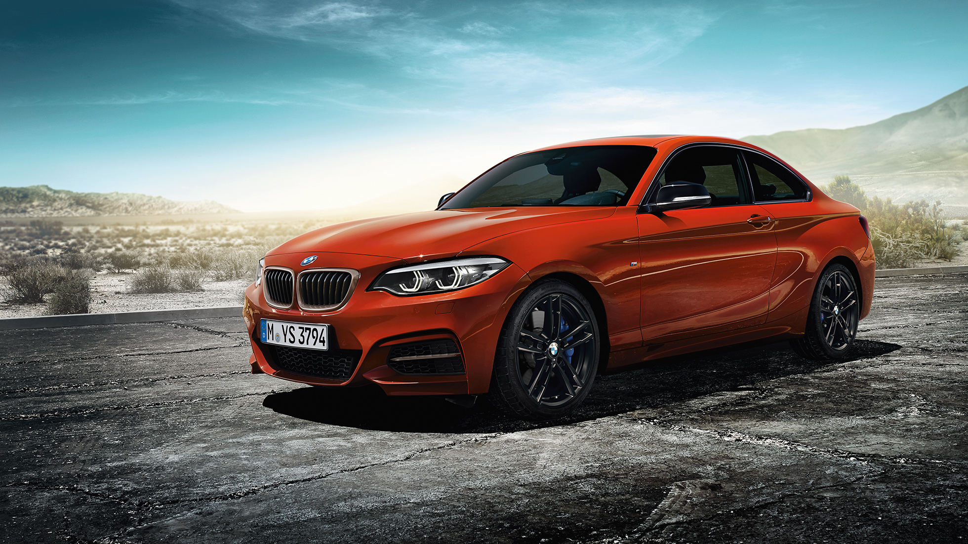 BMW 2 серии Coupe, вид спереди с поворотом на три четверти BMW 2 серии Coupe, внешний вид, вид спереди с поворотом на три четверти