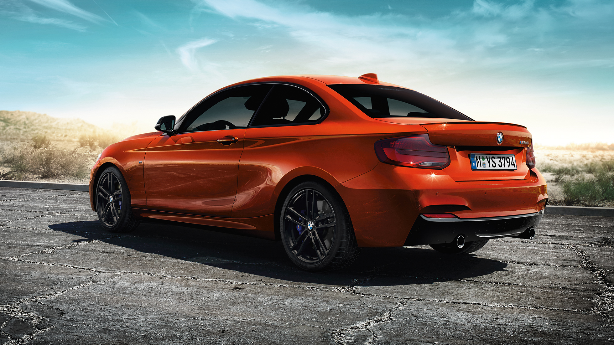 BMW 2 серии Coupe, вид сзади с поворотом на три четверти BMW 2 серии Coupe, вид сзади с поворотом на три четверти