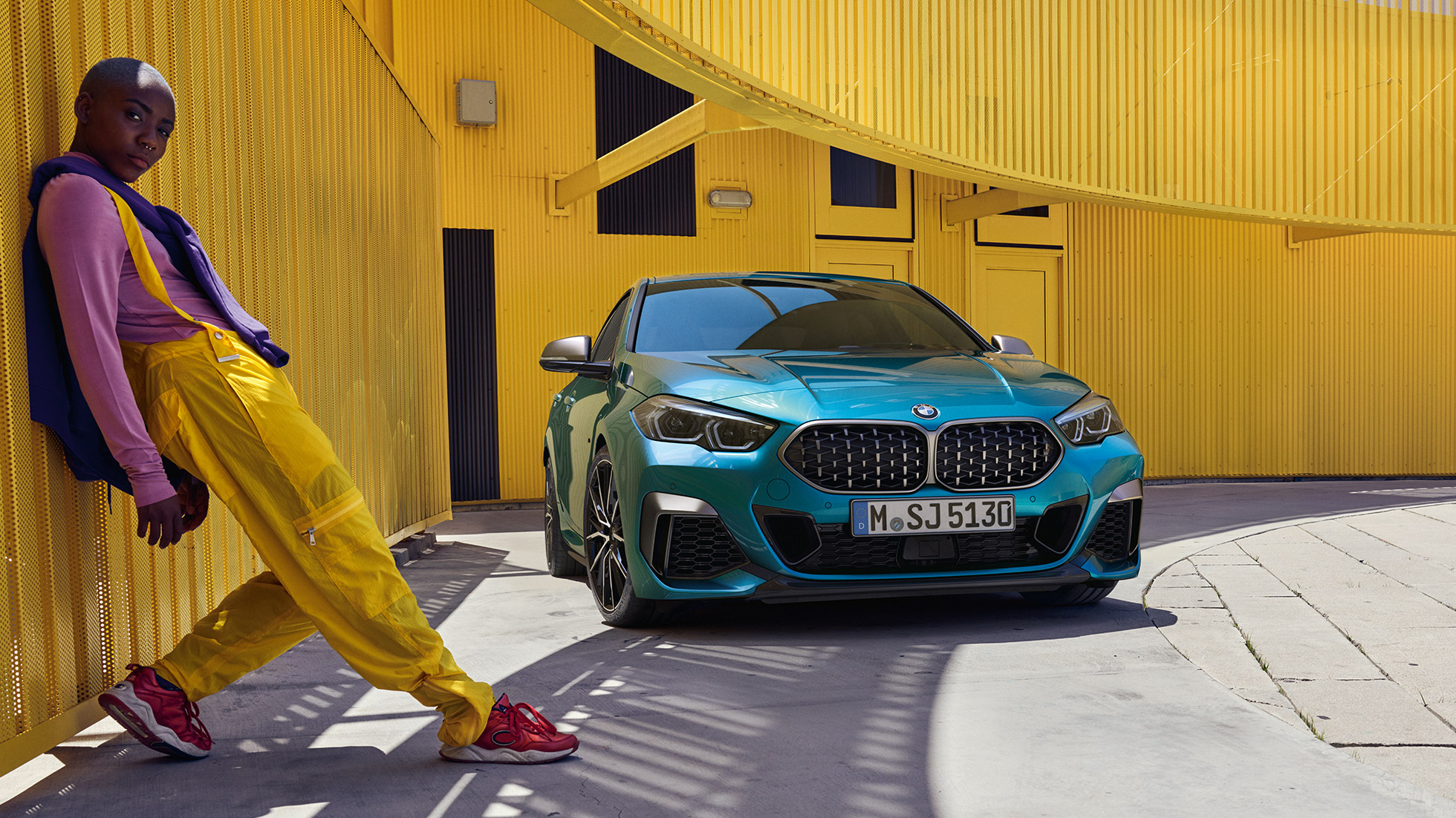 Передняя часть BMW 2 серии Gran Coupe BMW 2 серии Gran Coupe F44 синего цвета Snapper Rocks (металлик), решетка радиатора с характерными ламелями, вид спереди с поворотом в три четверти