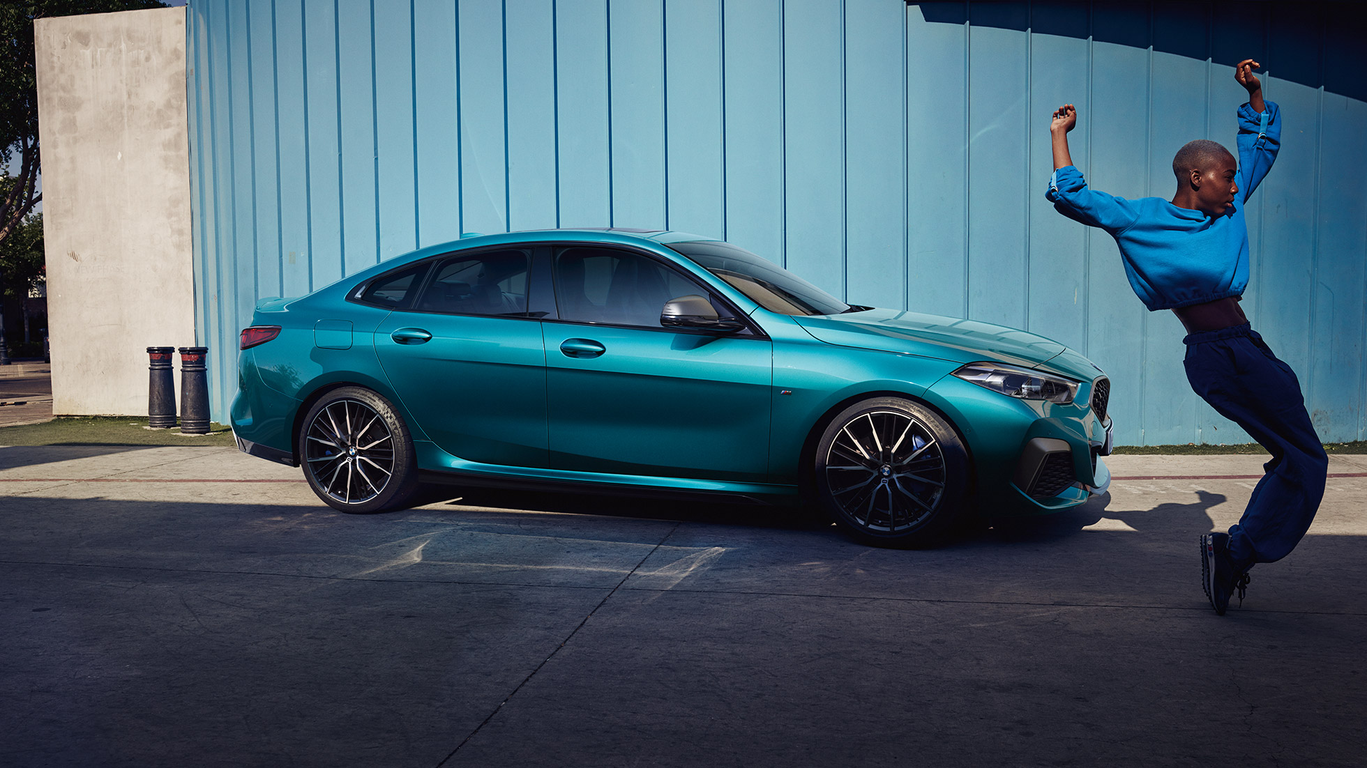 Характерный привлекательный силуэт BMW 2 серии Gran Coupe Характерный привлекательный силуэт BMW 2 серии Gran Coupe F44 синего цвета Snapper Rocks (металлик), вид сбоку