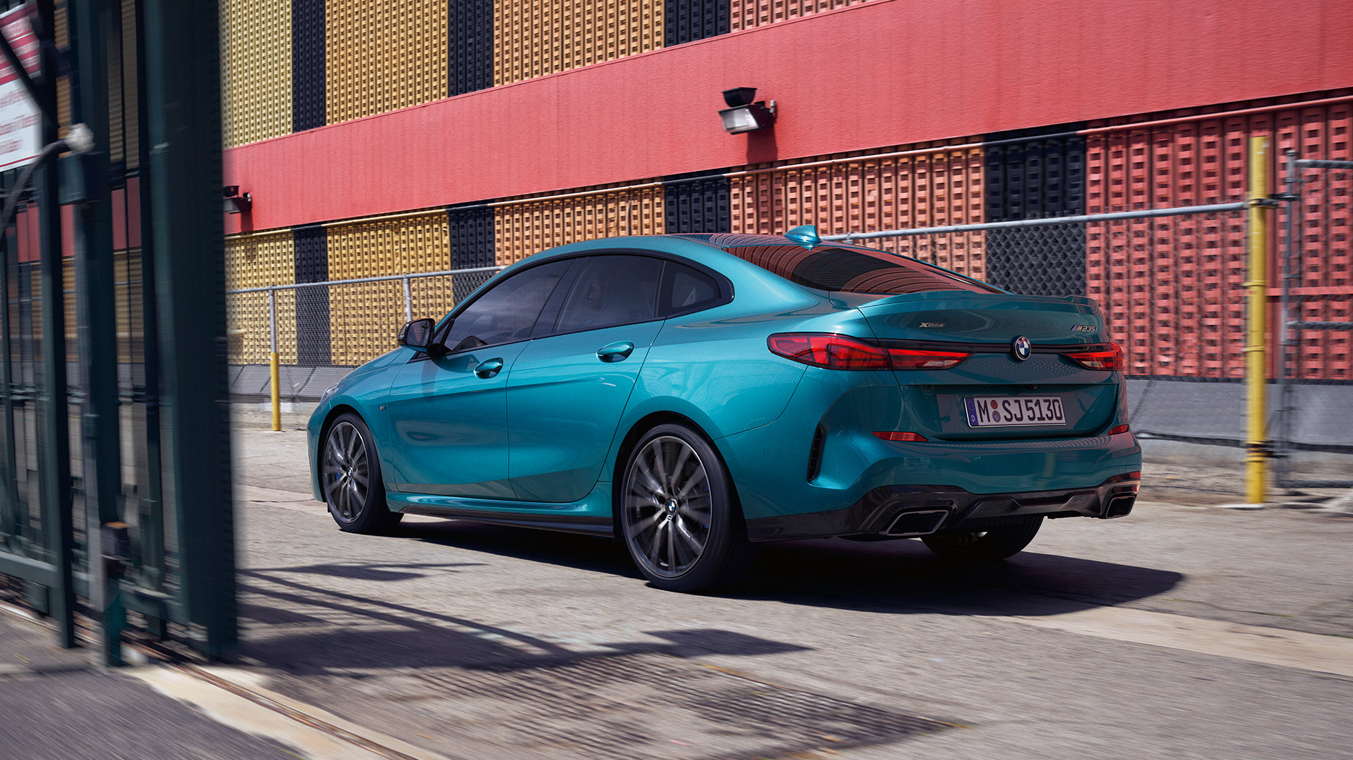Прогрессивный дизайн BMW 2 серии Gran Coupe Прогрессивный дизайн BMW 2 серии Gran Coupe F44 синего цвета Snapper Rocks (металлик), вид сбоку с поворотом в три четверти