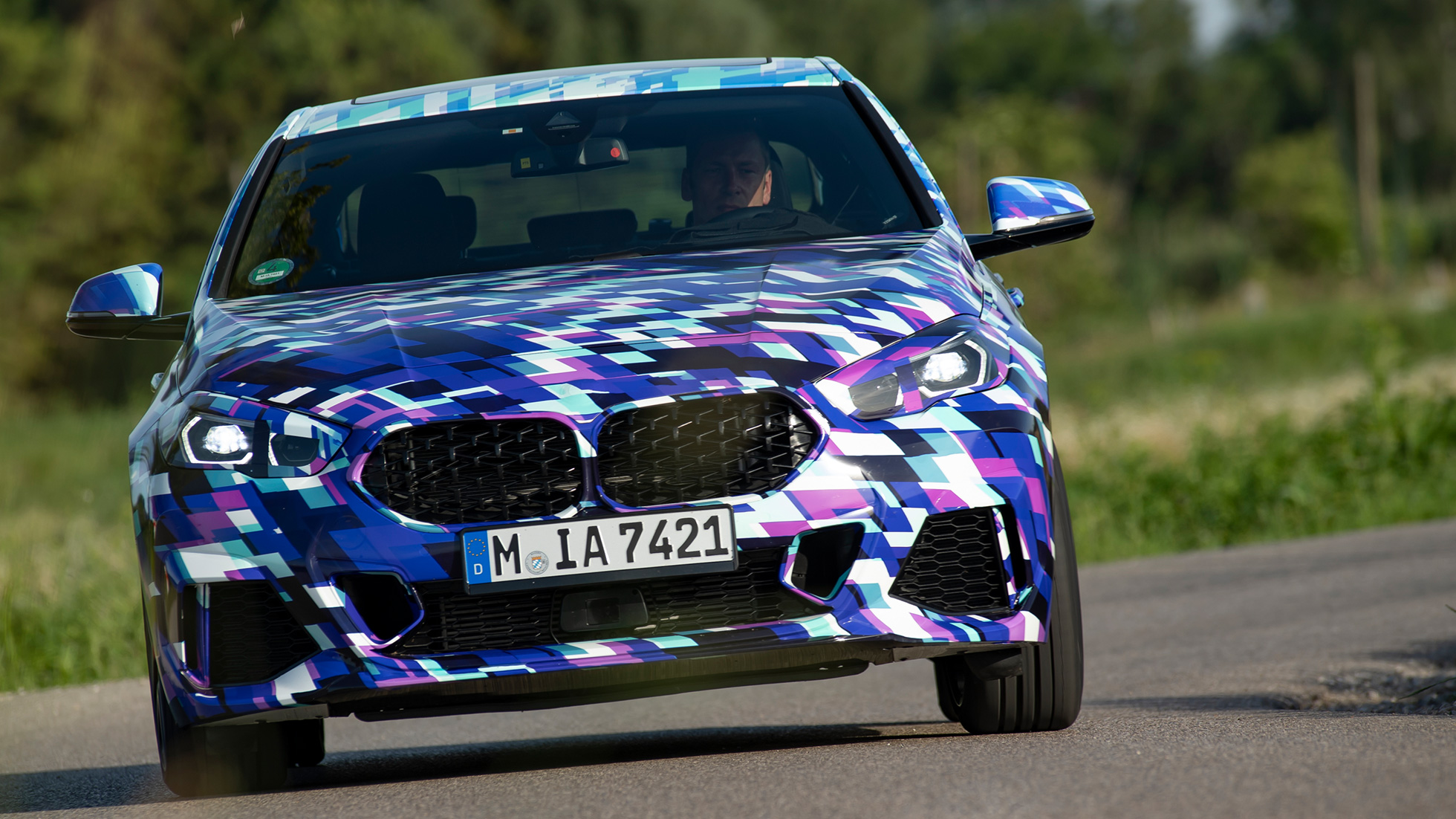 BMW 2 серии Gran Coupe: вид спереди BMW 2 серии Gran Coupé F44 2020: вид закамуфлированного прототипа спереди