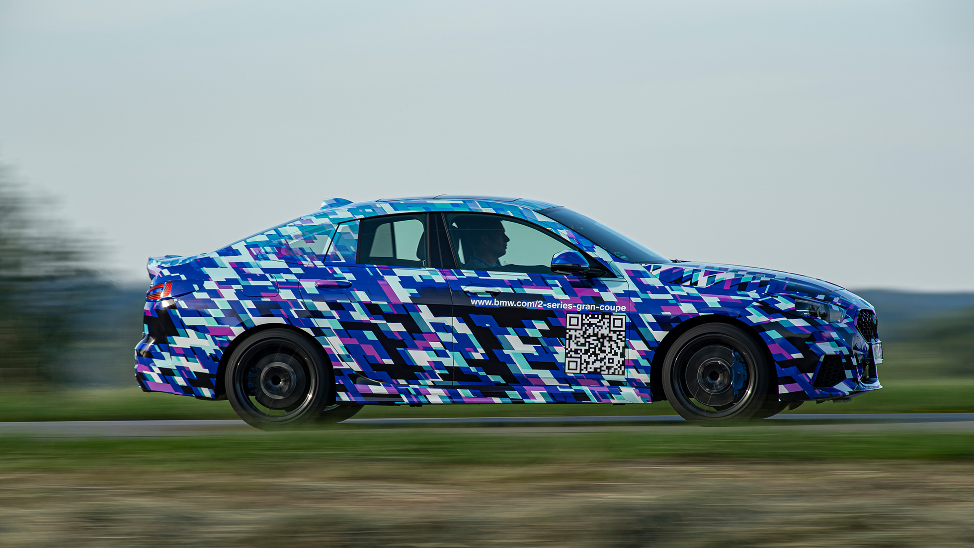Силуэт купе BMW 2 серии Gran Coupe BMW 2 серии Gran Coupé F44 2020: вид закамуфлированного прототипа сбоку