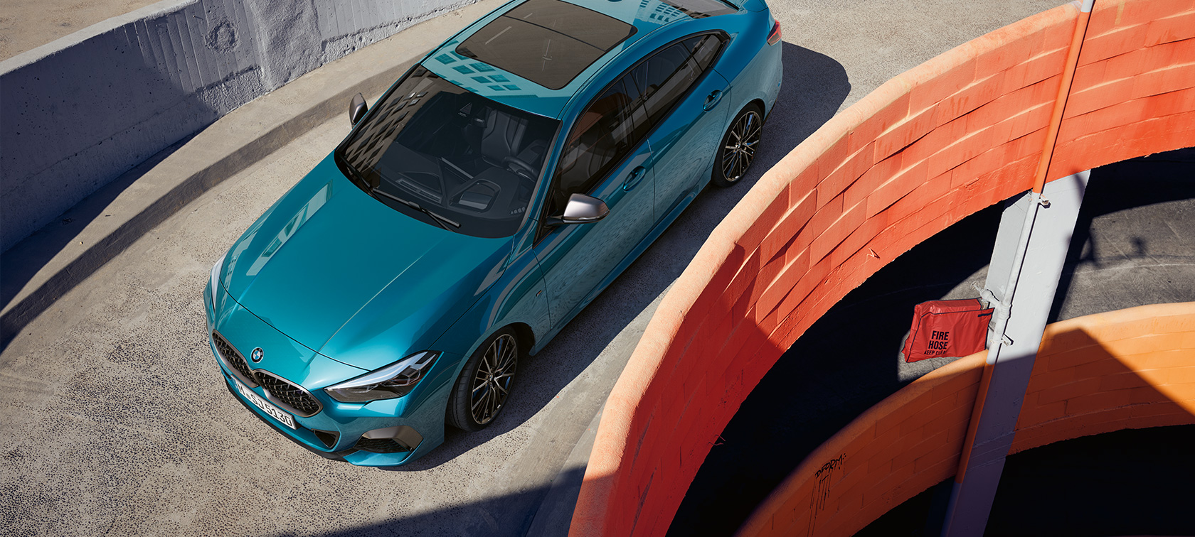 BMW 2 серии Gran Coupe F44, вид спереди в три четверти, вид сверху BMW 2 серии Gran Coupe F44, Синий Снэппер Рокс металлик, вид спереди в три четверти, вид сверху на крышу