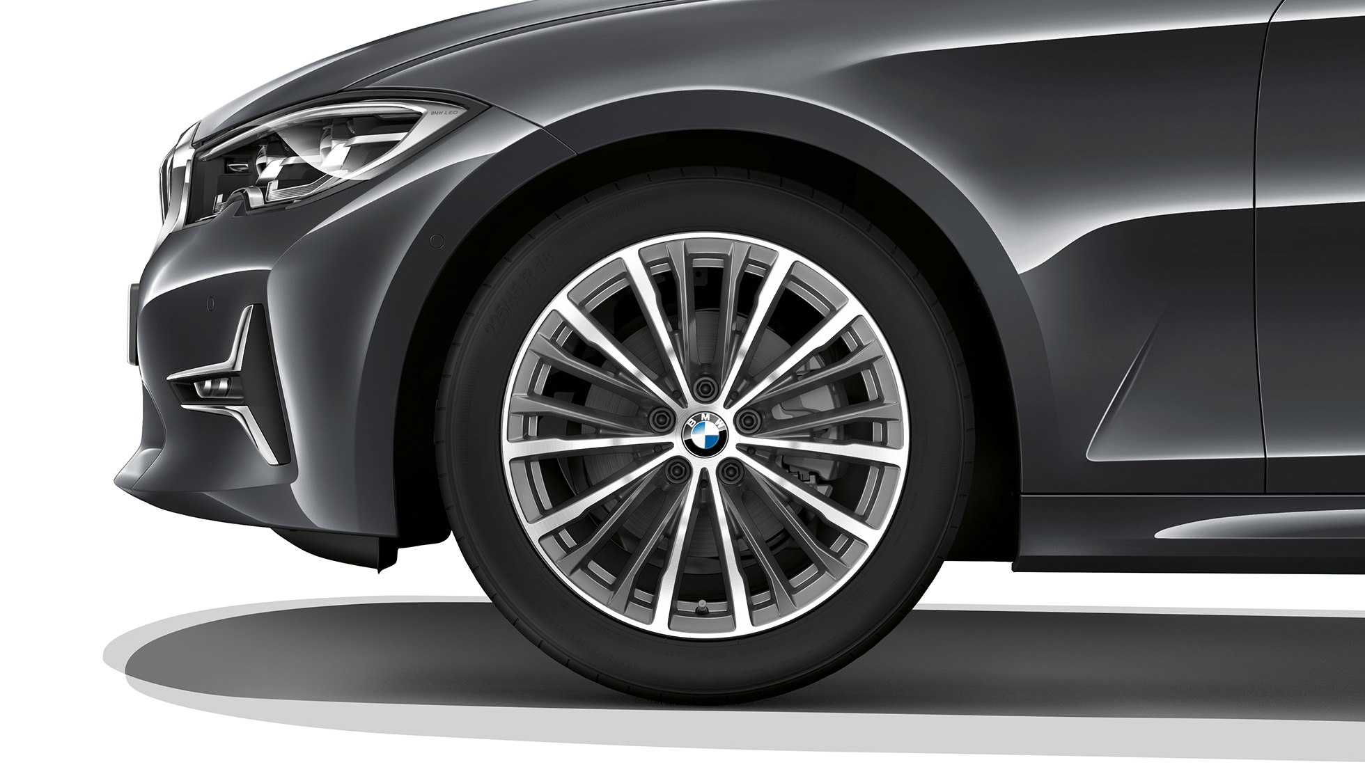 Седан BMW 3 серии Luxury Line, легкосплавный диск Крупный план легкосплавного диска седана BMW 3 серии Luxury Line.