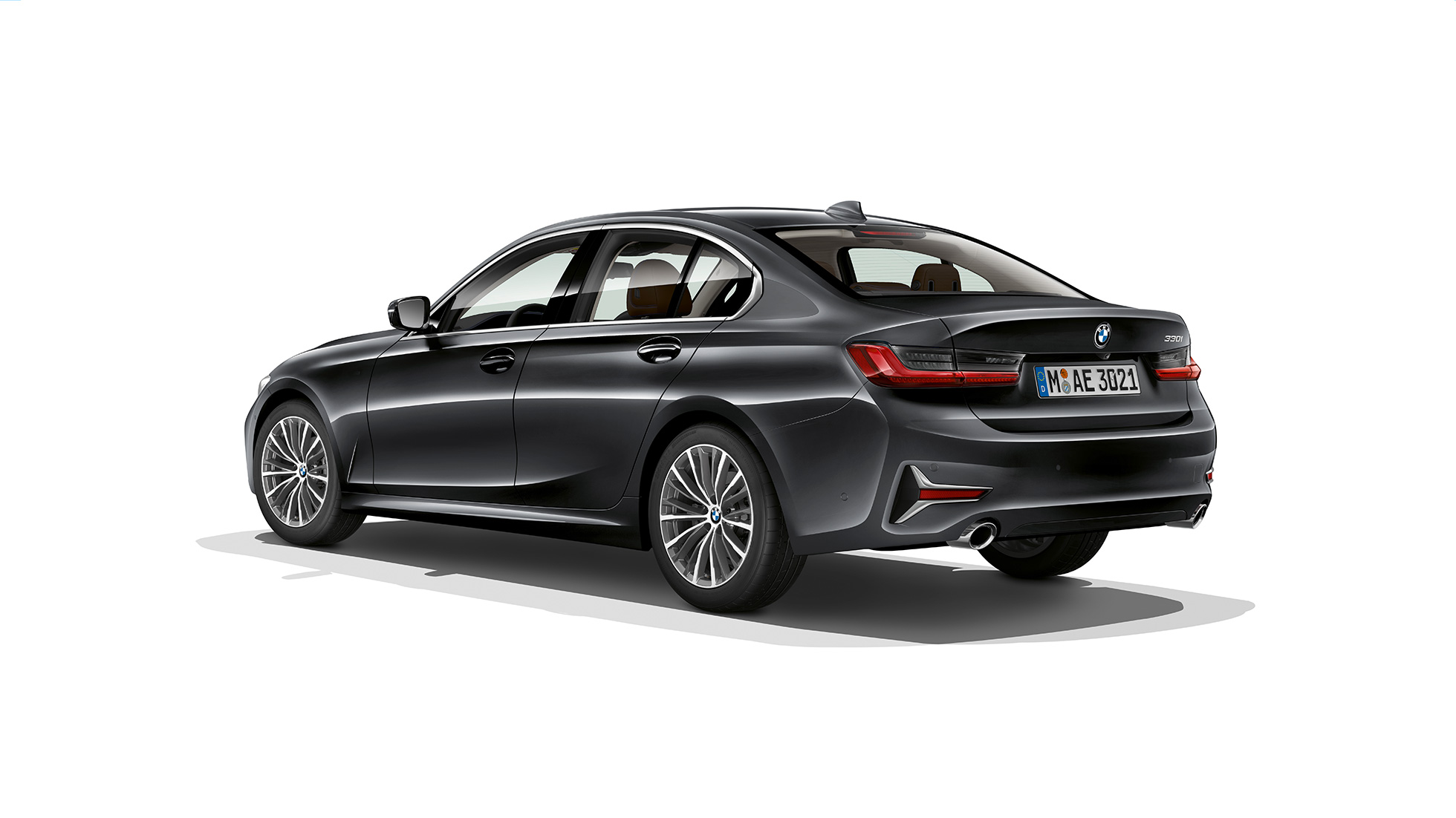 Седан BMW 3 серии Luxury Line, вид сзади Вид сзади с поворотом в три четверти седана BMW 3 серии Luxury Line.