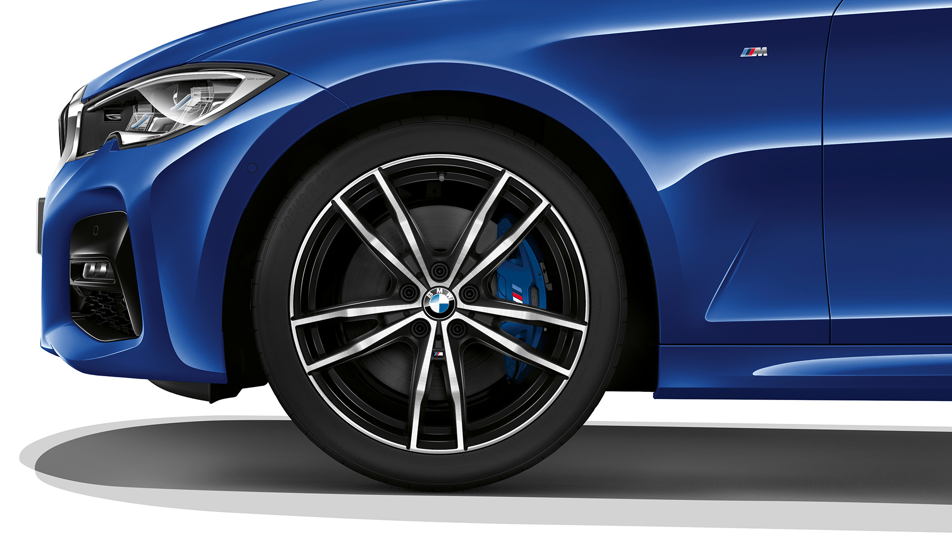 Седан BMW 3 серии M Sport, легкосплавный диск Крупный план легкосплавного диска седана BMW 3 серии M Sport.