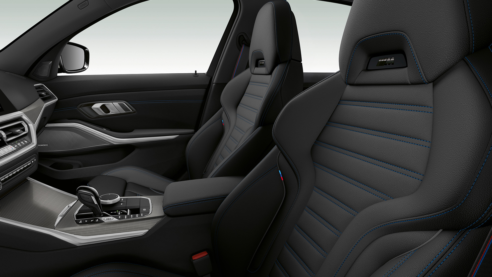 Седан BMW 3 серии M Sport, передние сиденья Крупный план передних сидений седана BMW 3 серии M Sport.
