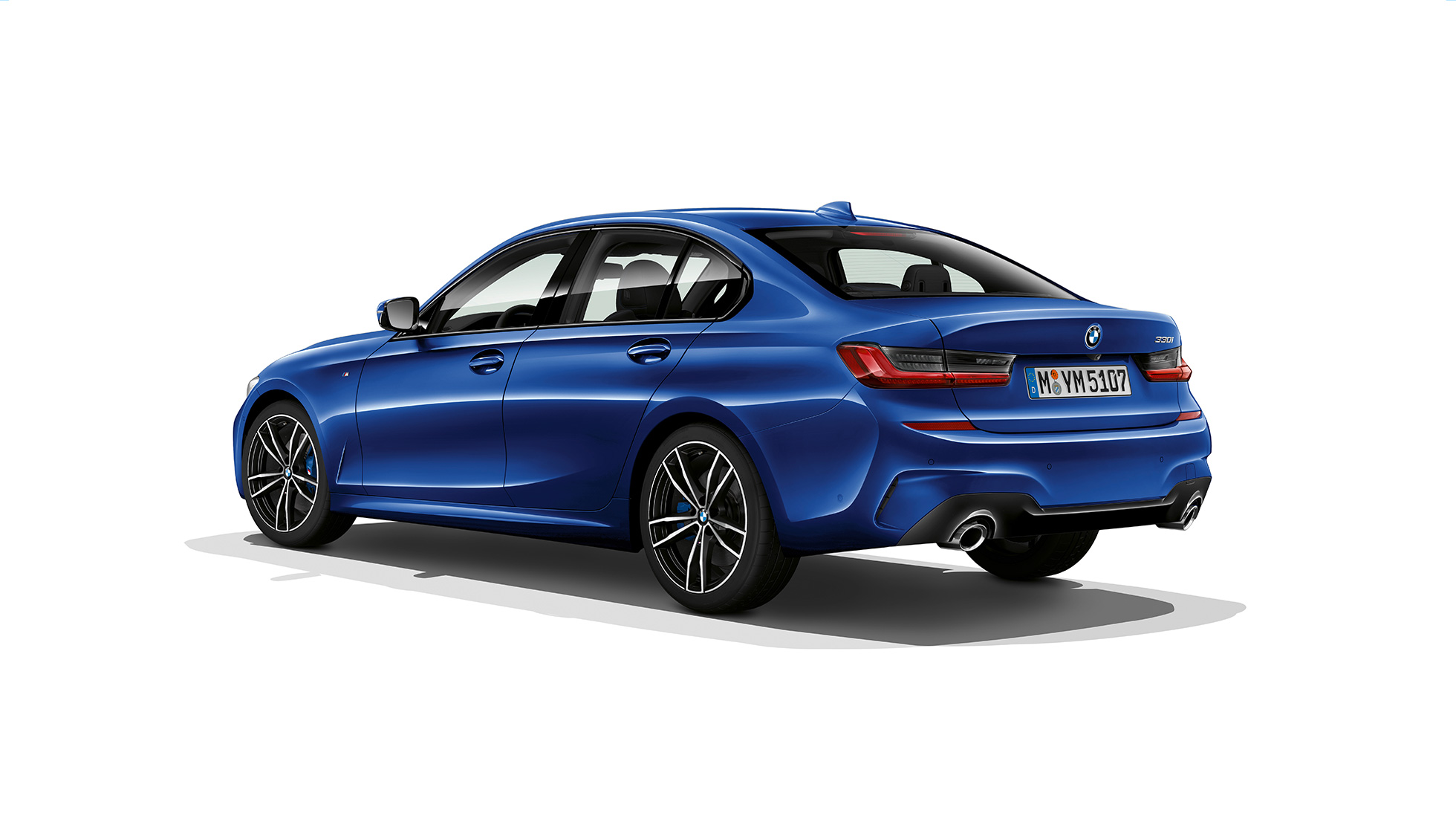 Седан BMW 3 серии M Sport, вид сзади Вид сзади с поворотом в три четверти седана BMW 3 серии M Sport.