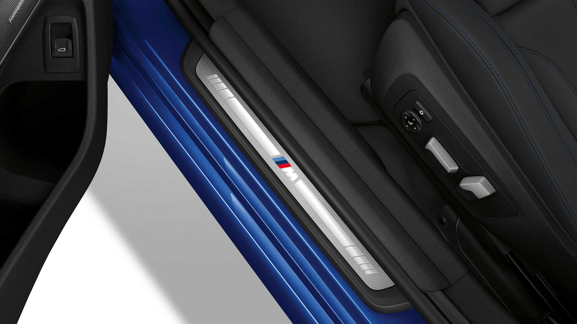Седан BMW 3 серии M Sport, дверной порог Вид сверху дверного порога седана BMW 3 серии M Sport.