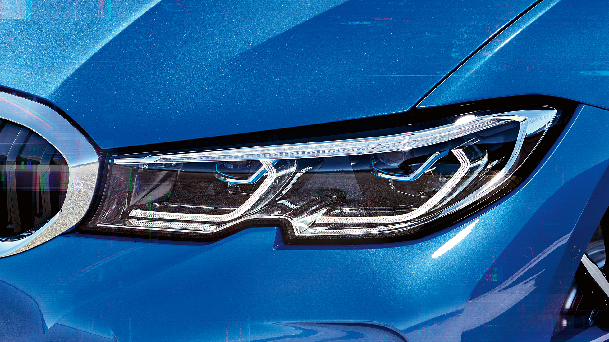 Седан BMW 3 серии, лазерные фары BMW Laserlight Крупный план вида сбоку правой передней лазерной фары BMW.