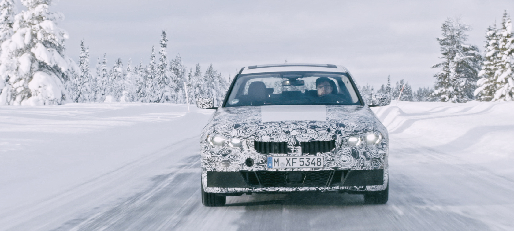 BMW 3 серии в движении. Закамуфлированный прототип BMW 3 серии на снегу.