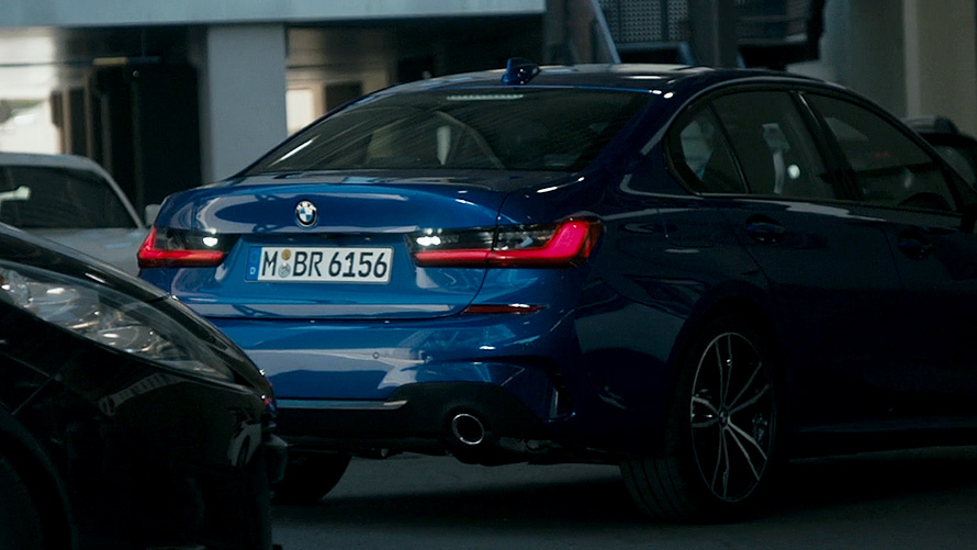 BMW 3 серии (G20), ассистент движения задним ходом. Крупный план дисплея в кокпите BMW 3 серии (G20) с ассистентом движения задним ходом.