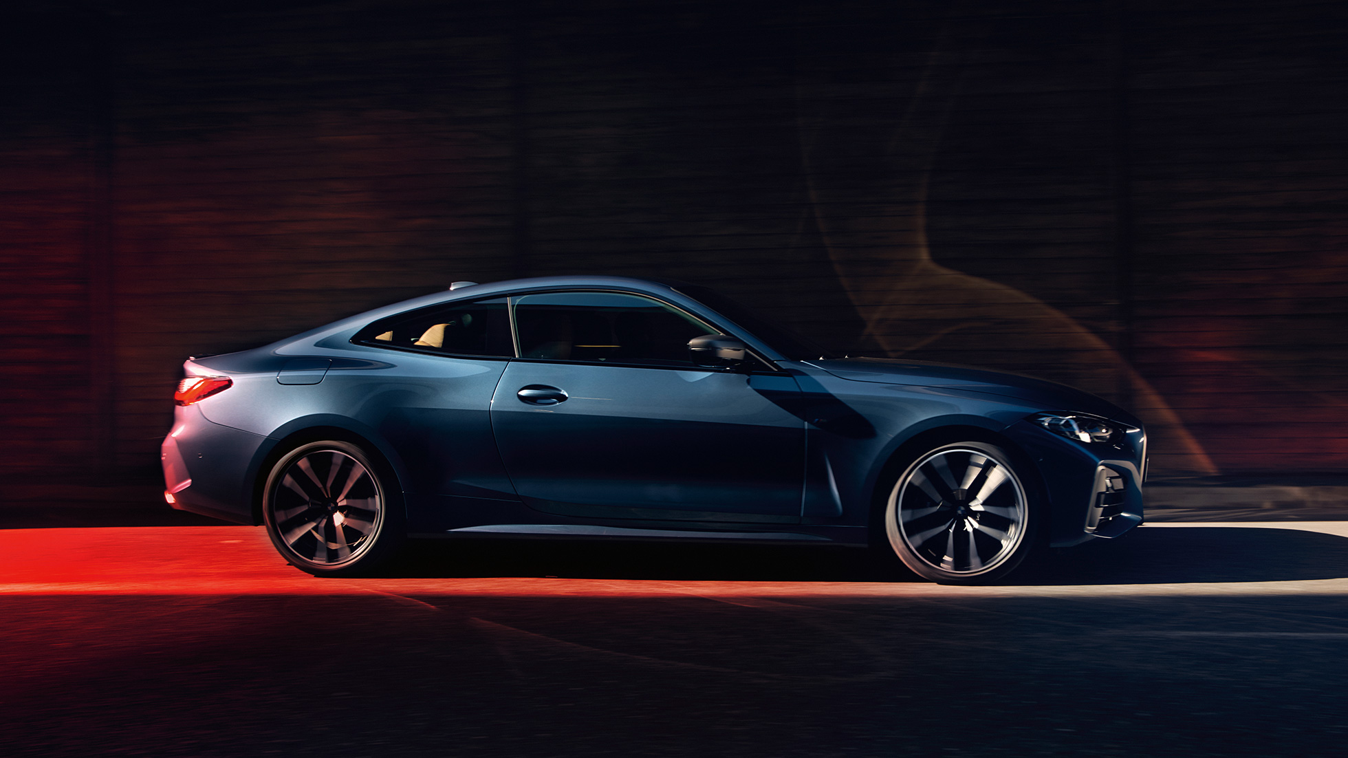 Вид модели BMW 4 серии Coupe G22 2020 года сбоку BMW 4 серии Coupe G22 2020 года, цвет «Синий Арктик Рэйс Арктик Рэйс» металлик, вид сбоку в движении