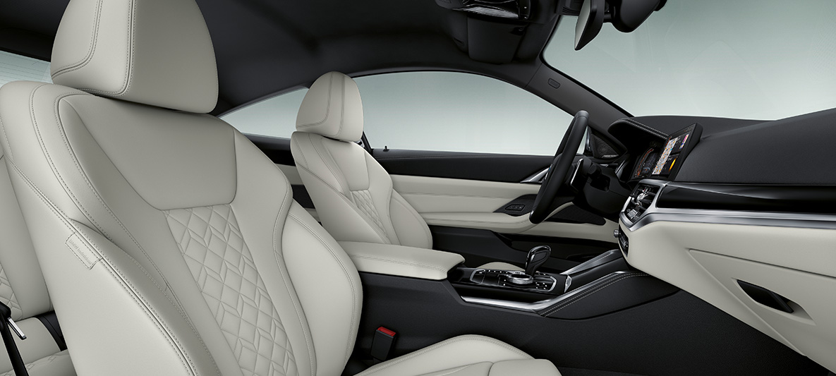 Отделка кожей Merino BMW Individual цвета «Слоновая Кость» BMW 4 серии Coupe G22 2020 года, интерьер Расширенная отделка кожей Merino BMW Individual цвета «Слоновая Кость» BMW 4 серии Coupe G22 2020 года, интерьер, место водителя