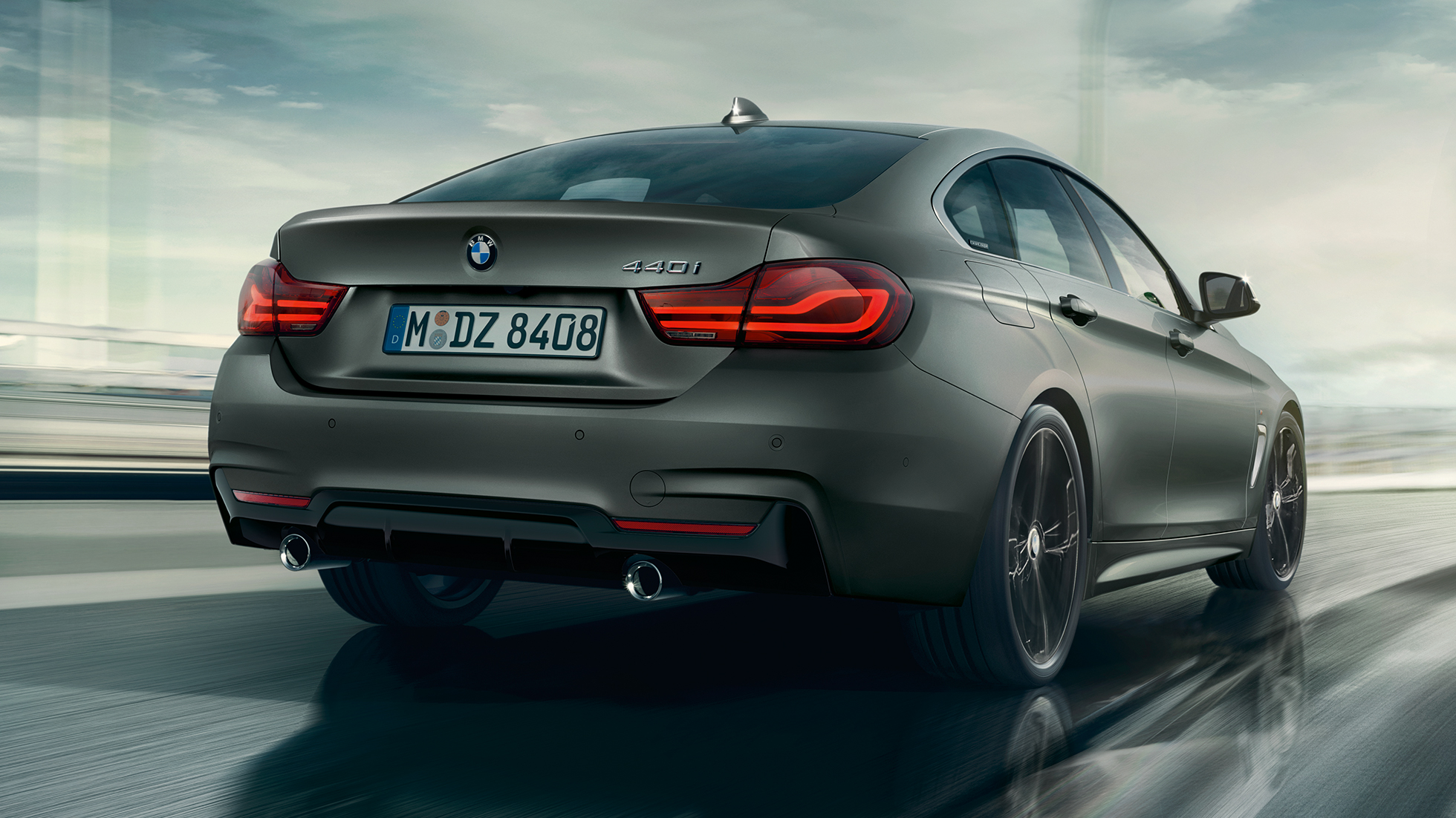 BMW 4 серии Гран Купе в движении, вид сзади BMW 4 серии Гран Купе в движении, вид сзади