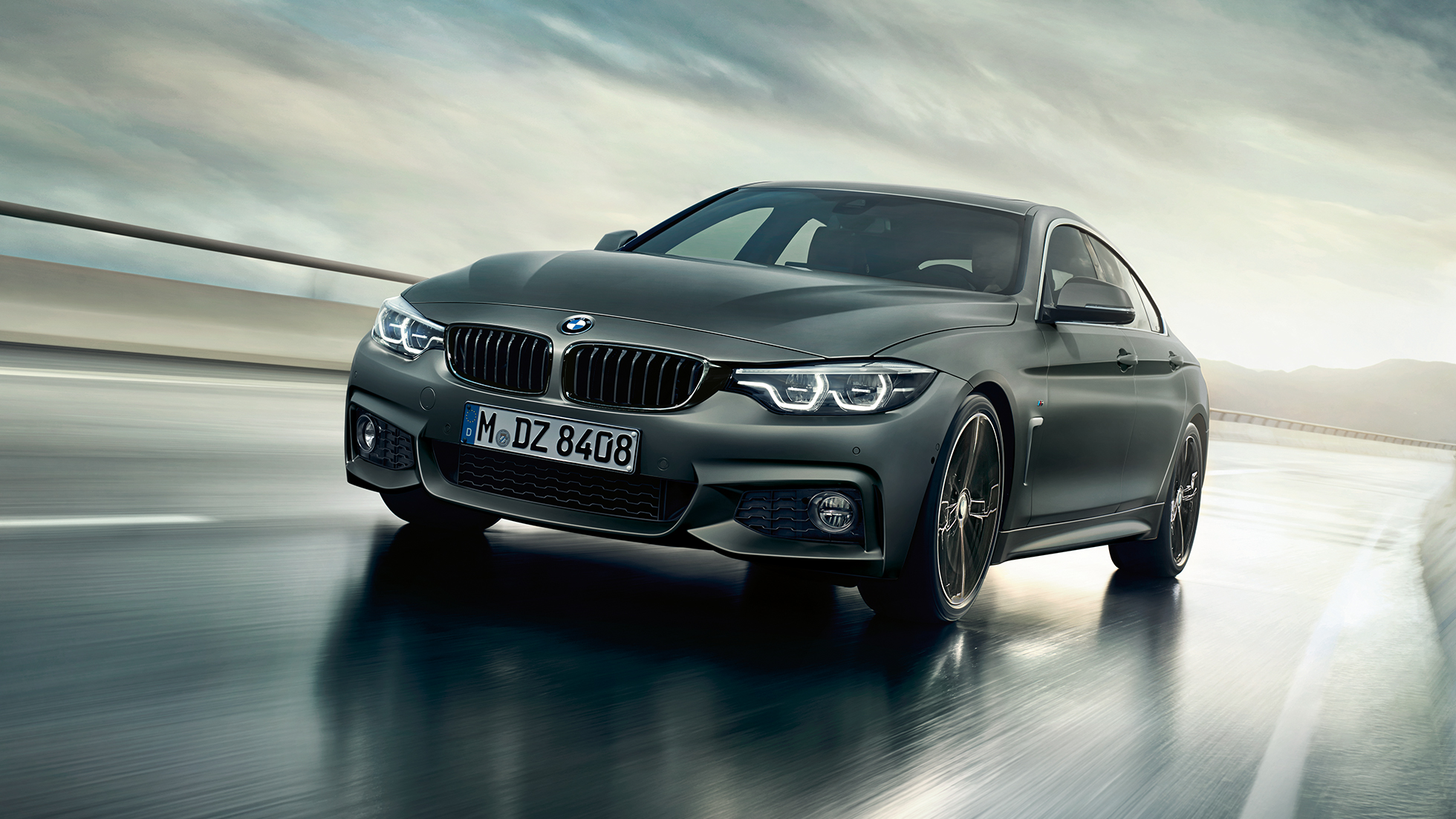 BMW 4 серии Гран Купе в движении, вид спереди BMW 4 серии Гран Купе в движении, вид спереди