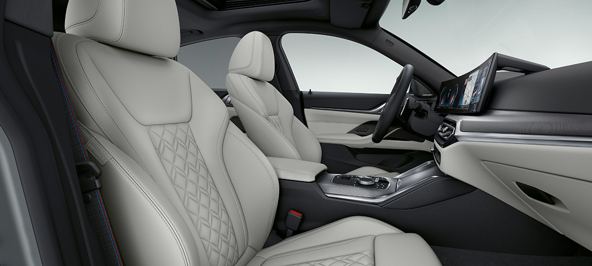 Салон BMW 4 серии Gran Coupe G26 2021, отделка кожей Merino "Слоновая Кость" Салон BMW 4 серии Gran Coupe G26 2021, BMW Individual расширенная отделка кожей Merino "Слоновая Кость", кокпит