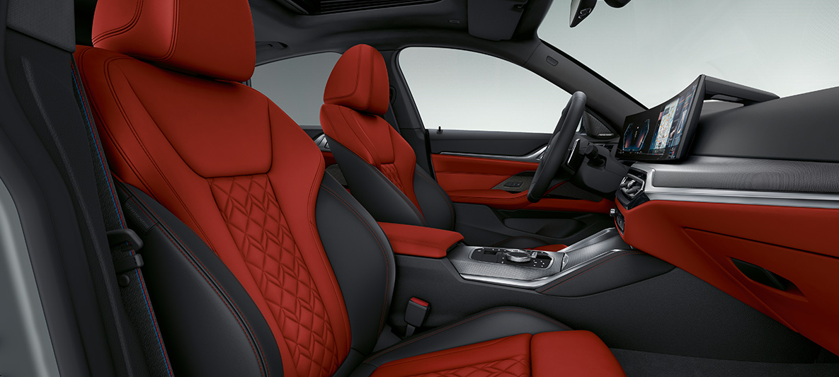 Салон BMW 4 серии Gran Coupe G26 2021, отделка кожей Merino "Красный Фиона"/"Черный" Салон BMW 4 серии Gran Coupe G26 2021, BMW Individual расширенная отделка кожей Merino "Красный Фиона"/"Черный", кокпит