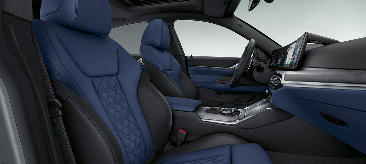 Салон BMW 4 серии Gran Coupe G26 2021, отделка кожей Merino "Синий Фьорд"/"Черный" Салон BMW 4 серии Gran Coupe G26 2021, BMW Individual расширенная отделка кожей Merino "Синий Фьорд"/"Черный", кокпит