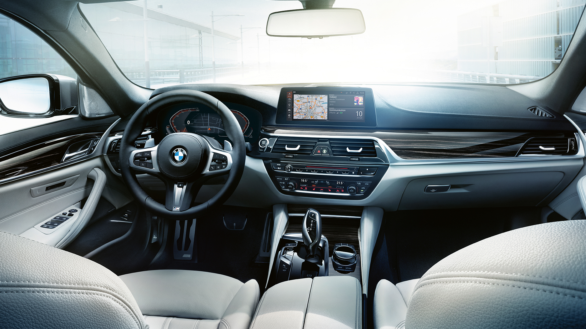 BMW 5 серия Седан, за рулем. BMW 5 серия Седан, за рулем, БМВ 5 седан, приборная панель, руль, салон, интерьер.