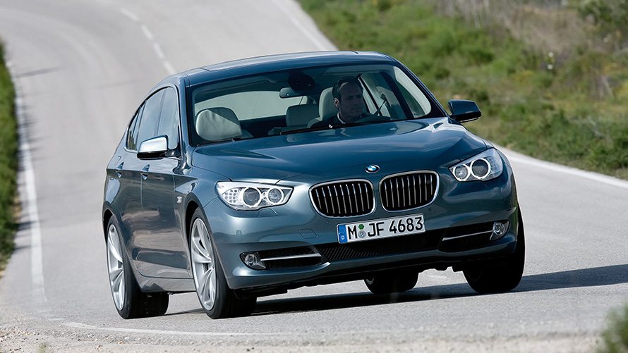 BMW 5 серии Gran Turismo (F07) Вид спереди в три четверти в движении BMW 5 серии Gran Turismo (F07) Вид спереди в три четверти в движении