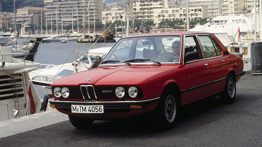 BMW 520 (E12) Вид спереди в три четверти в статике BMW 520 (E12) Вид спереди в три четверти в статике