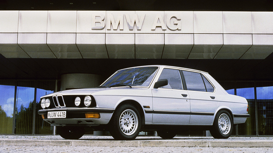BMW 5 серии (E28) Вид сбоку в три четверти в статике BMW 5 серии (E28) Вид сбоку в три четверти в статике