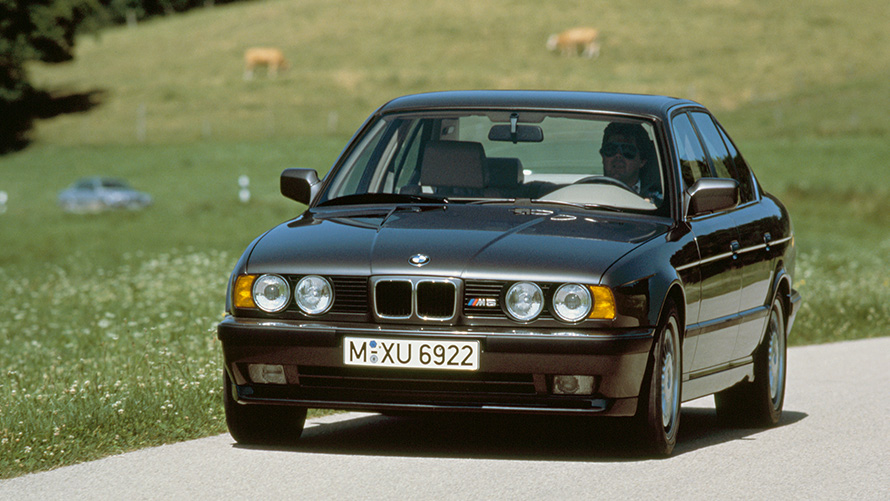 BMW M5 (E34) Вид спереди в три четверти в движении BMW M5 (E34) Вид спереди в три четверти в движении