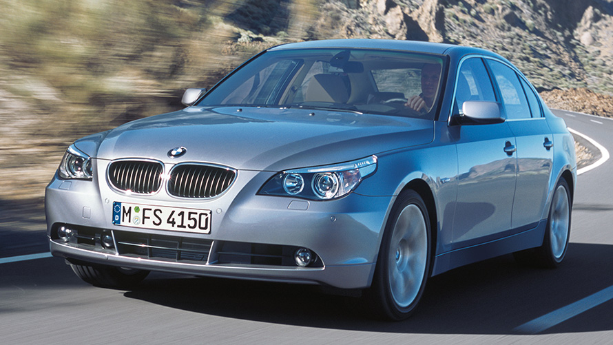 BMW 5 серии Sedan (E60) Вид спереди в три четверти в движении BMW 5 серии Sedan (E60) Вид спереди в три четверти в движении
