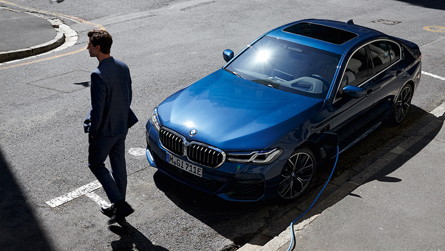 BMW 530e (G30) Вид спереди в три четверти при зарядке BMW 530e (G30) Вид спереди в три четверти при зарядке