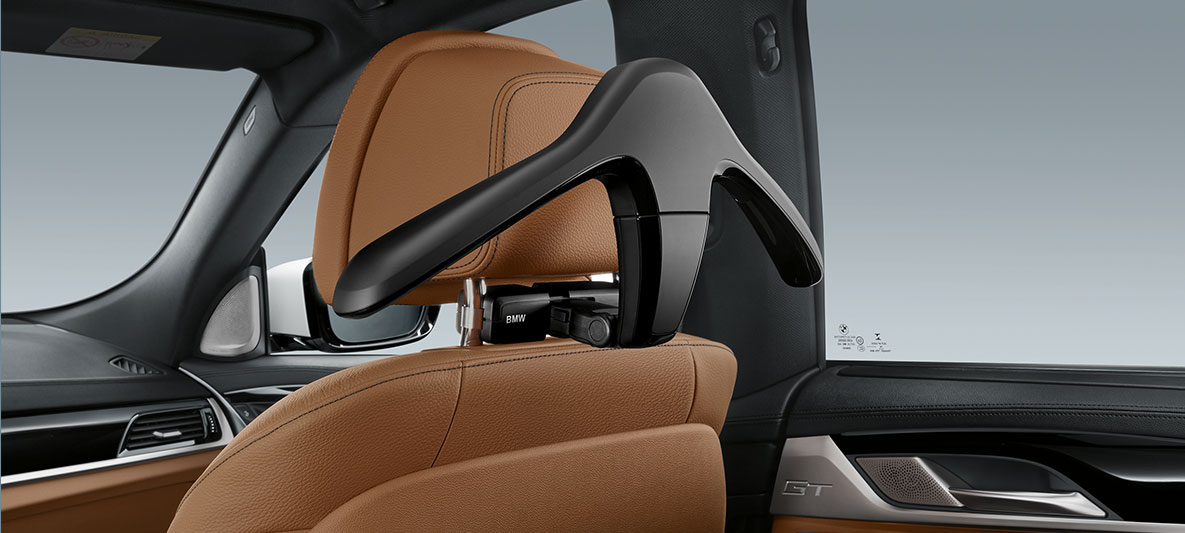 BMW 6 серии Гран Туризмо, плечики на заднем сиденье. BMW 6 серии Гран Туризмо, плечики на заднем сиденье, вешалка, БМВ 6 GT, аксессуары БМВ.