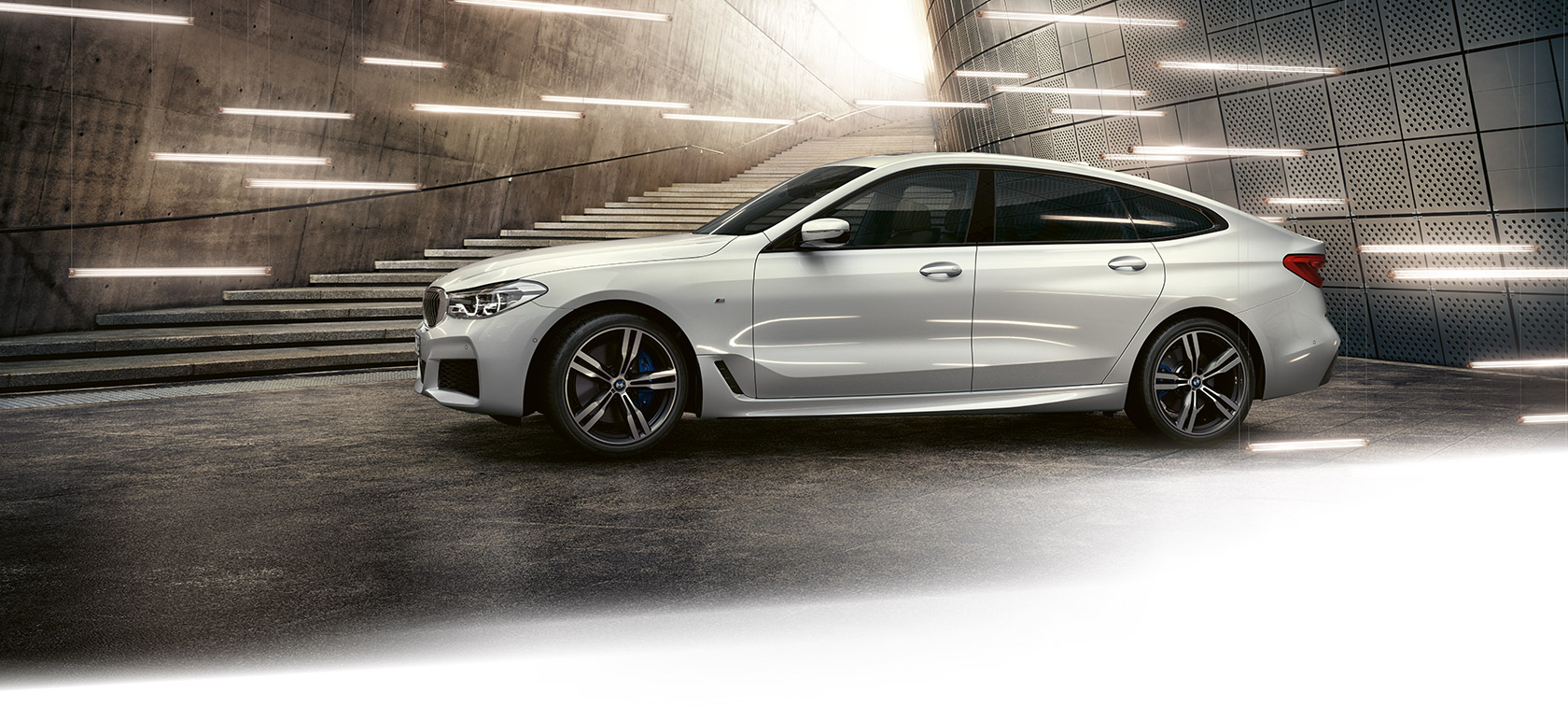 BMW 6 серии Гран Туризмо, вид сбоку. BMW 6 серии Гран Туризмо, вид сбоку, дизайн, внешний вид, на парковке.