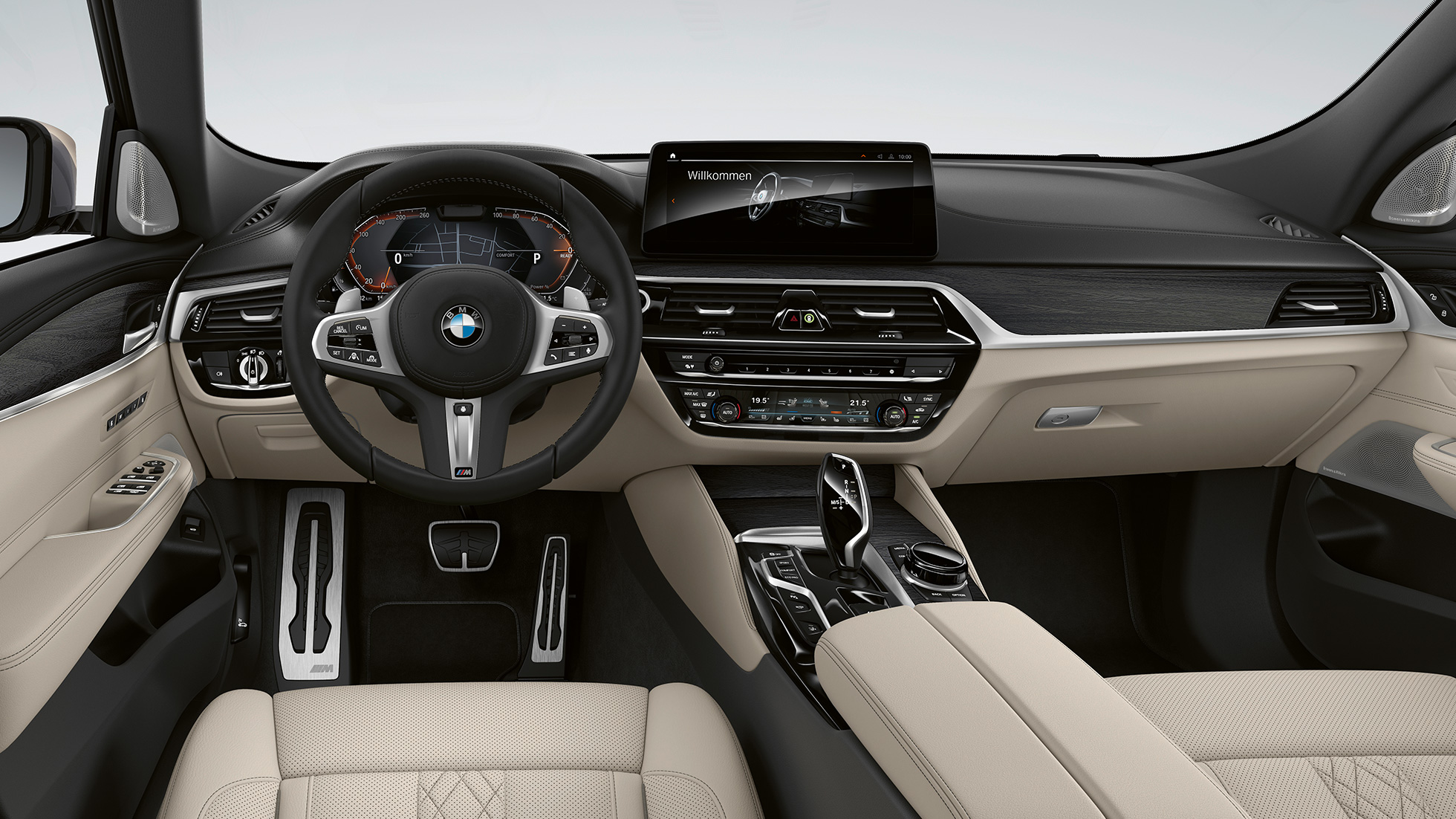 Место водителя BMW 6 серии GT G32 2020 года с пакетом M Sport BMW 6 серии GT G32 640i xDrive 2020 года с пакетом M Sport, отделка кожей Nappa цвета «Слоновая Кость», интерьер