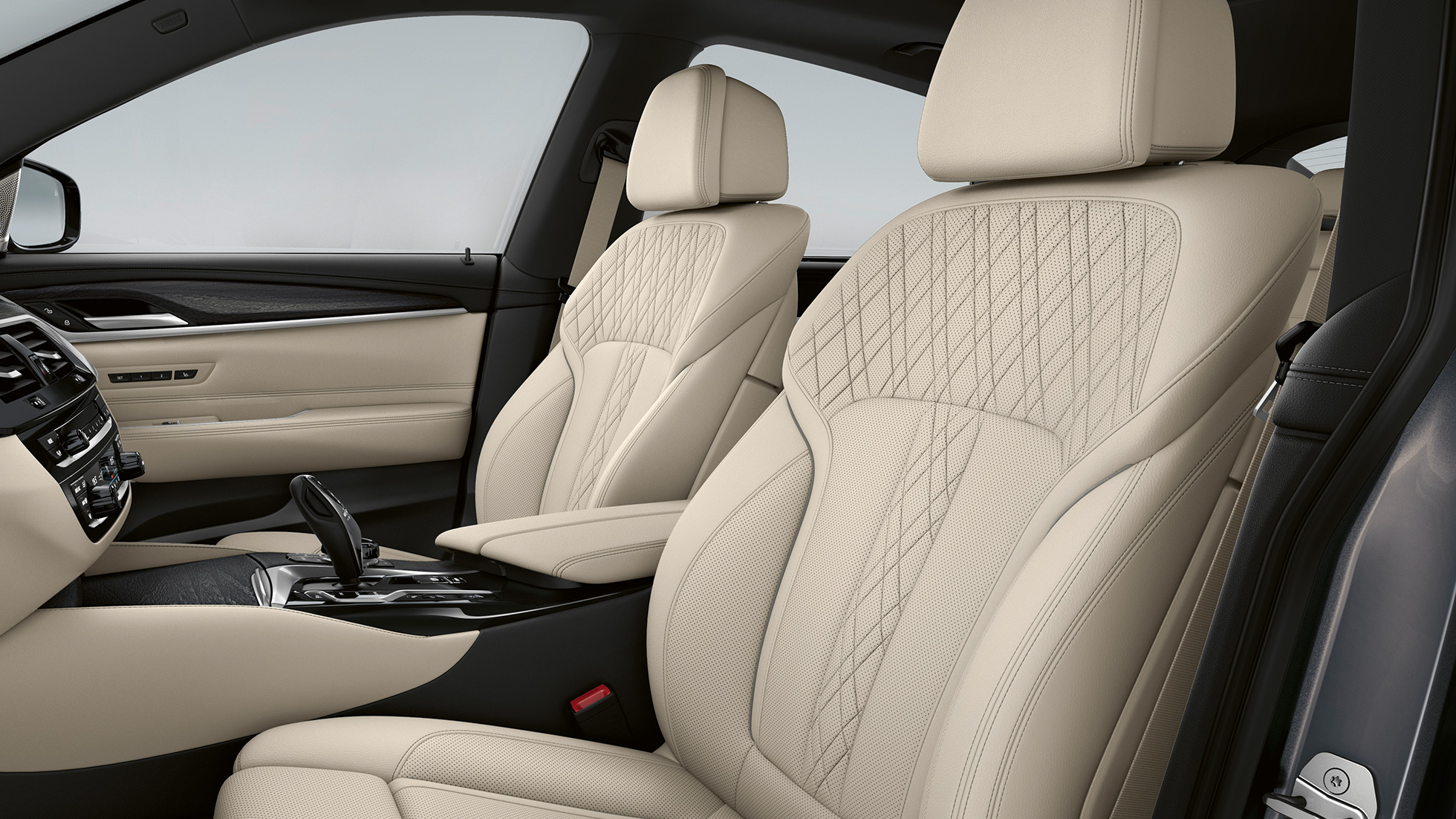 Отделка BMW 6 серии GT G32 2020 года с пакетом M Sport Отделка эксклюзивной кожей Nappa цвета «Слоновая Кость» BMW 6 серии GT G32 640i xDrive 2020 года с пакетом M Sport, интерьер