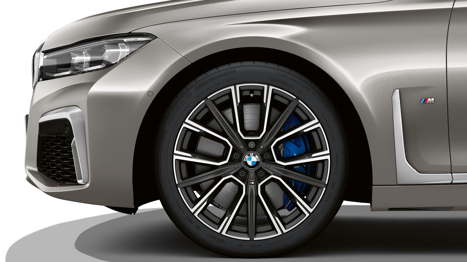 BMW 7 серии с пакетом M Sport: колесные диски G11 BMW 7 серии с пакетом M Sport: колесные диски крупным планом G11