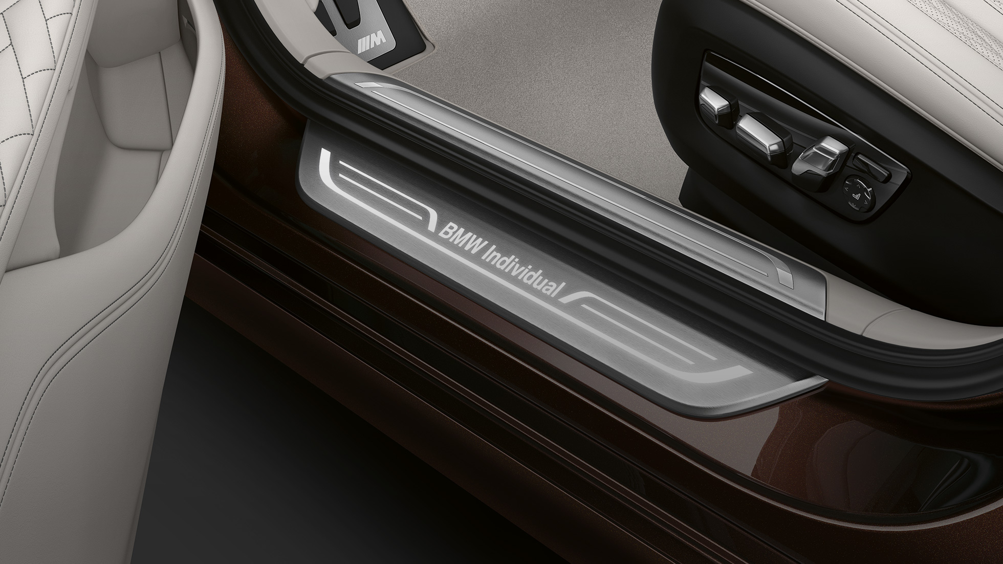 BMW 7 серии Individual: порог двери G11 BMW 7 серии: порог двери с надписью «BMW Individual» G11