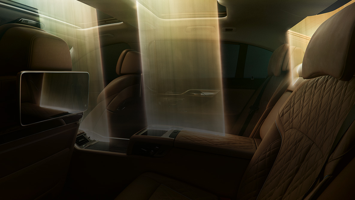 Седан BMW 7 серии: интерьер G11 BMW 7 серии: свет проникает в салон через панорамную стеклянную крышу G11