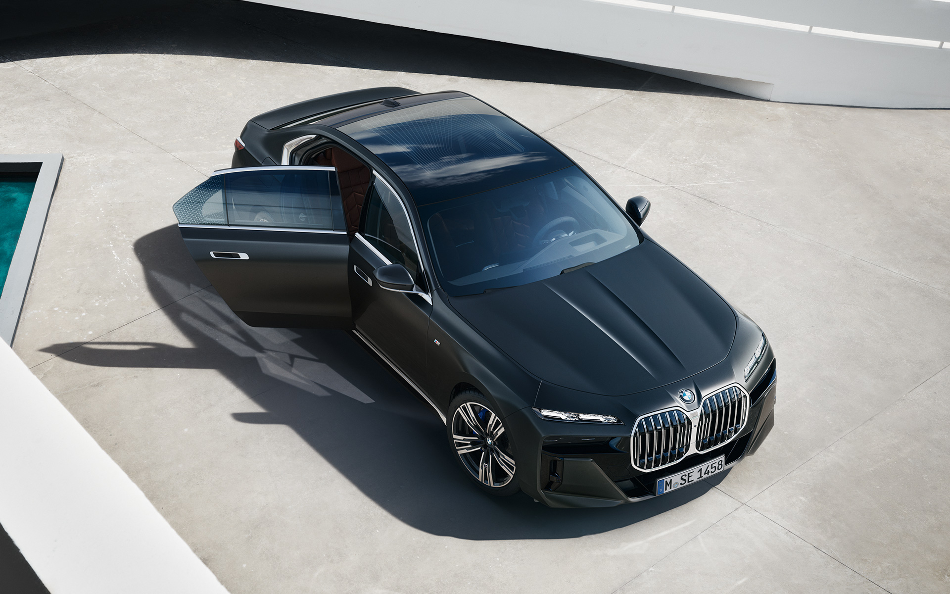 Вид сверху BMW 7 серии G70 ICE, 740i, пакет M Sport, "Морозный Насыщенный Серый металлик" BMW 7 серии G70 ICE, 740i, пакет M Sport "Морозный Насыщенный Серый металлик", вид сверху с открытой пассажирской дверью